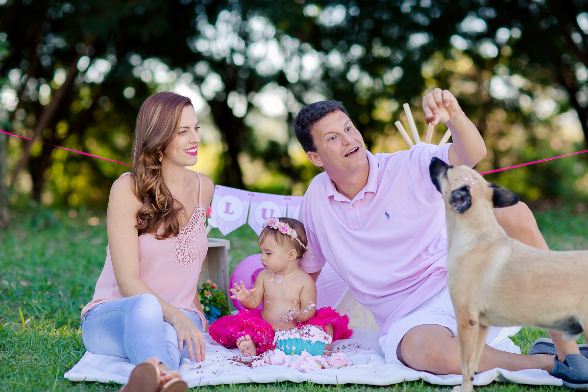 a Luiza completou seu 1º aninho, e encerramos seu acompanhamento  com um lindo smash the cake que teve a participação especial do Duque de Wellington o filhote de 4 patas ❤
A Luiza adorou se melecar, o Duque então nem se fale queria devorar o bolo