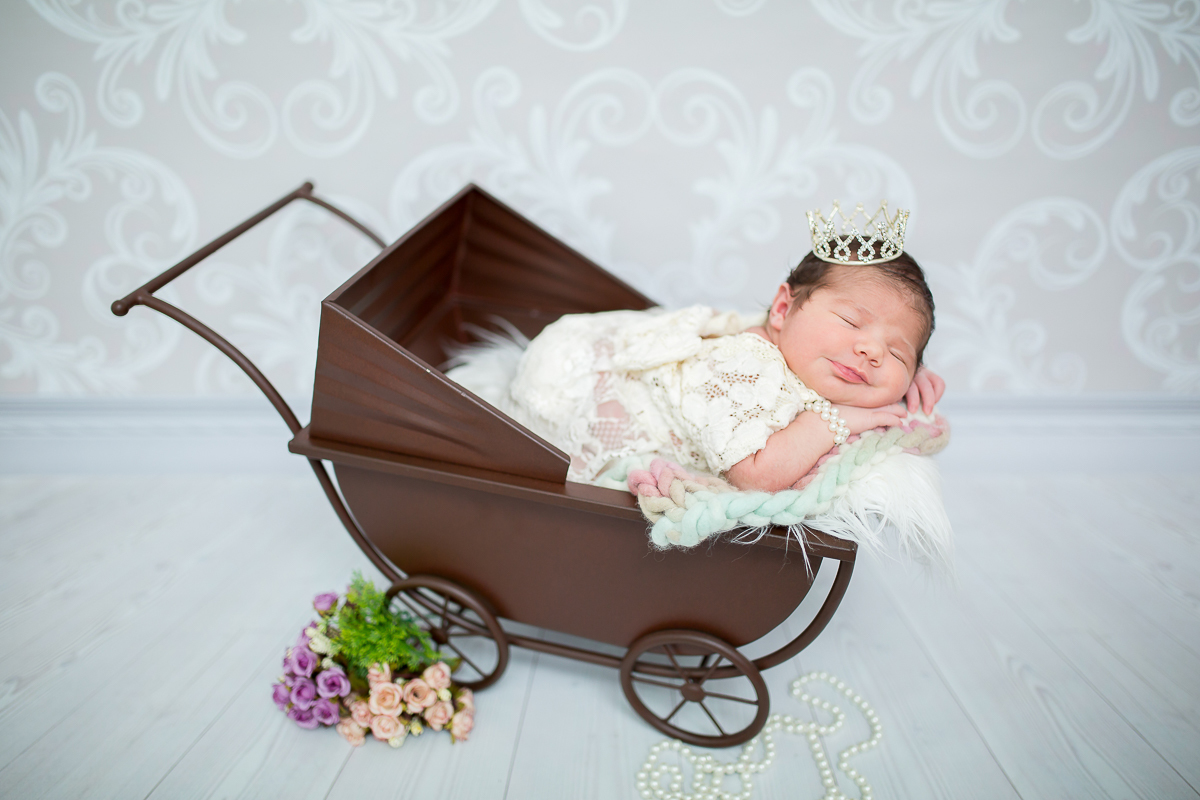 Como resistir a tanta fofura??? A Olivia é aquela bebê que todo fotógrafo de newborn sonha: super tranquila gordinha e calminha 

A linda Olivia veio ter seu dia de modelo aqui no estúdio, com seus  primeiros dias.

9 dias de muitas bochechas,