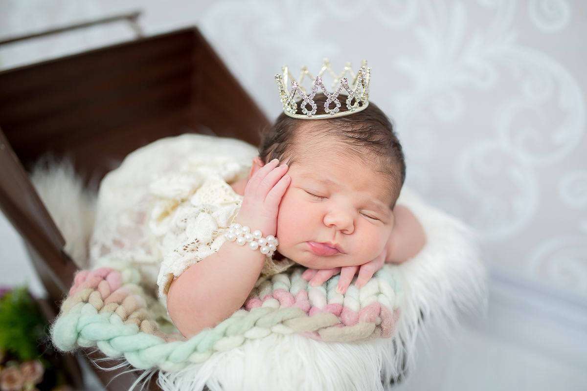 Como resistir a tanta fofura??? A Olivia é aquela bebê que todo fotógrafo de newborn sonha: super tranquila gordinha e calminha 

A linda Olivia veio ter seu dia de modelo aqui no estúdio, com seus  primeiros dias.

9 dias de muitas bochechas,