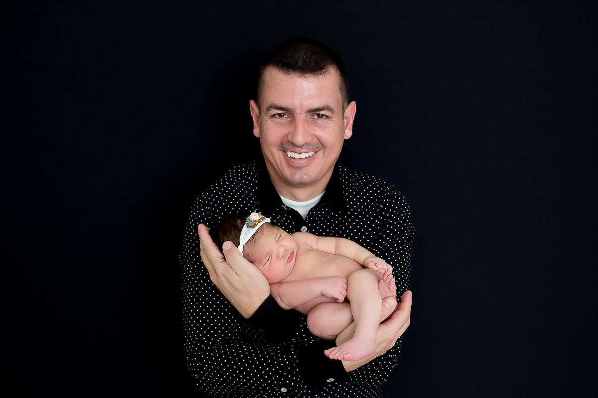 Como resistir a tanta fofura??? A Olivia é aquela bebê que todo fotógrafo de newborn sonha: super tranquila gordinha e calminha 

A linda Olivia veio ter seu dia de modelo aqui no estúdio, com seus  primeiros dias.

9 dias de muitas bochechas, 