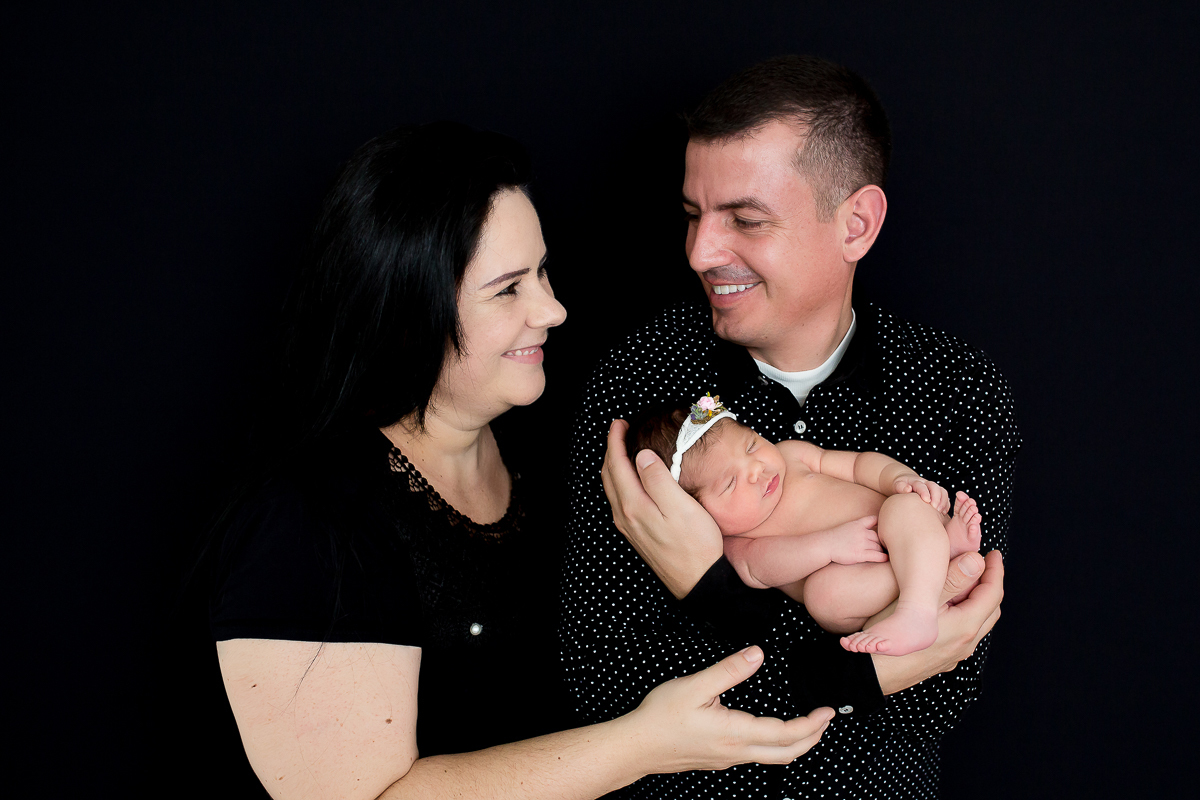 Como resistir a tanta fofura??? A Olivia é aquela bebê que todo fotógrafo de newborn sonha: super tranquila gordinha e calminha 

A linda Olivia veio ter seu dia de modelo aqui no estúdio, com seus  primeiros dias.

9 dias de muitas bochechas,