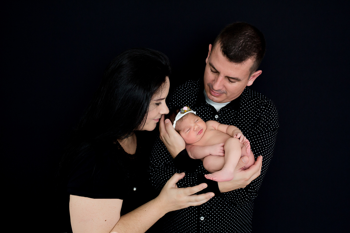 Como resistir a tanta fofura??? A Olivia é aquela bebê que todo fotógrafo de newborn sonha: super tranquila gordinha e calminha 

A linda Olivia veio ter seu dia de modelo aqui no estúdio, com seus  primeiros dias.

9 dias de muitas bochechas,