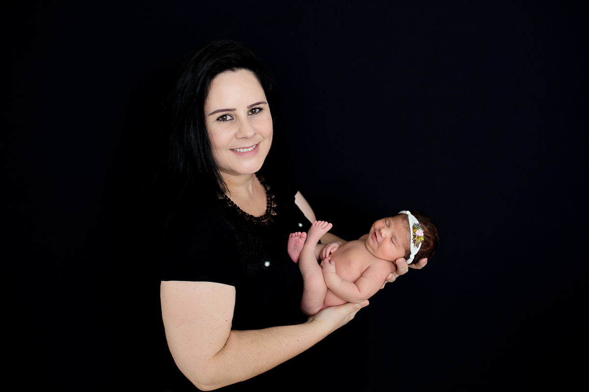 Como resistir a tanta fofura??? A Olivia é aquela bebê que todo fotógrafo de newborn sonha: super tranquila gordinha e calminha 

A linda Olivia veio ter seu dia de modelo aqui no estúdio, com seus  primeiros dias.

9 dias de muitas bochechas, 