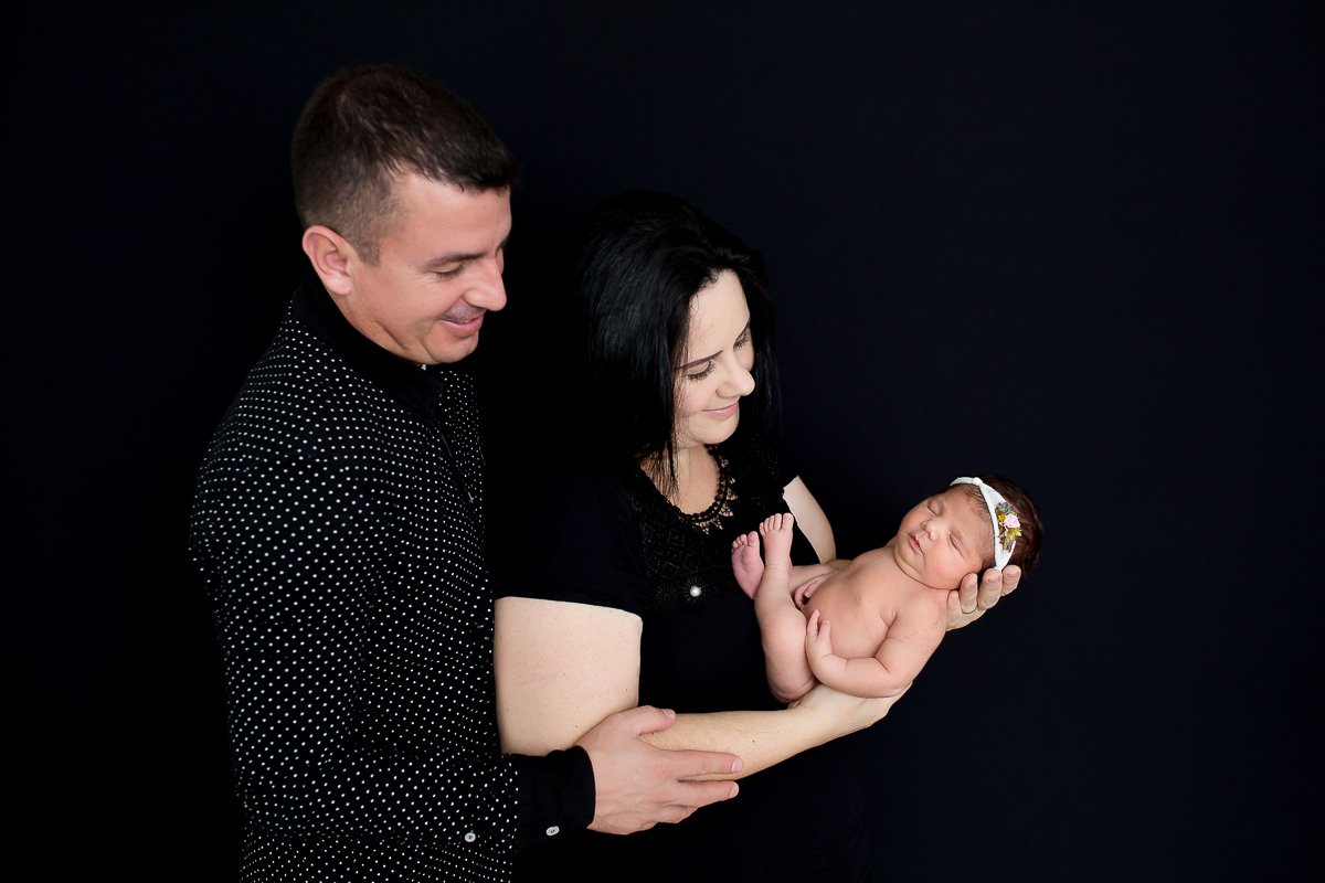 Como resistir a tanta fofura??? A Olivia é aquela bebê que todo fotógrafo de newborn sonha: super tranquila gordinha e calminha 

A linda Olivia veio ter seu dia de modelo aqui no estúdio, com seus  primeiros dias.

9 dias de muitas bochechas, 