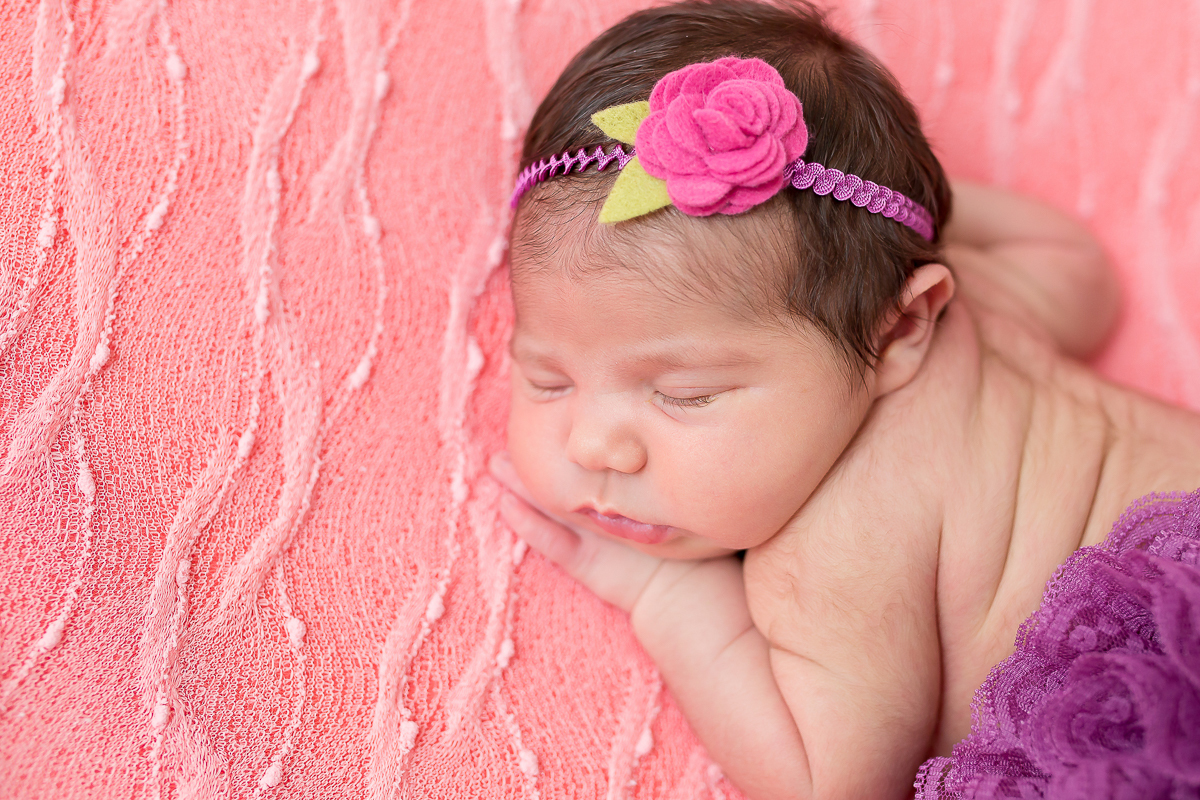 Como resistir a tanta fofura??? A Olivia é aquela bebê que todo fotógrafo de newborn sonha: super tranquila gordinha e calminha 

A linda Olivia veio ter seu dia de modelo aqui no estúdio, com seus  primeiros dias.

9 dias de muitas bochechas, a gordinha 