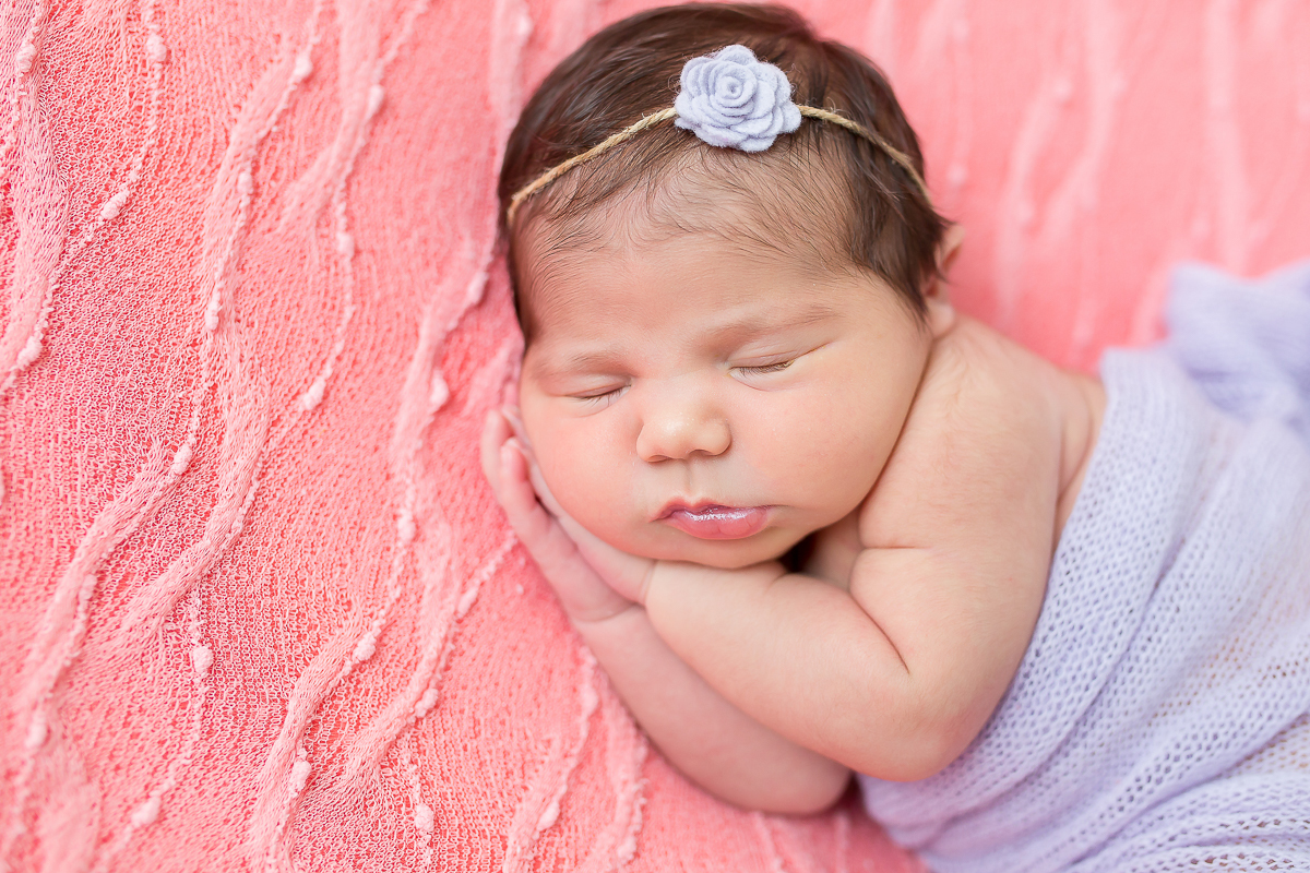 Como resistir a tanta fofura??? A Olivia é aquela bebê que todo fotógrafo de newborn sonha: super tranquila gordinha e calminha 

A linda Olivia veio ter seu dia de modelo aqui no estúdio, com seus  primeiros dias.

9 dias de muitas bochechas, a gordinha 