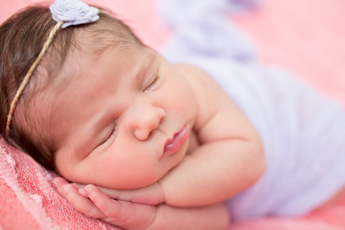 Como resistir a tanta fofura??? A Olivia é aquela bebê que todo fotógrafo de newborn sonha: super tranquila gordinha e calminha 

A linda Olivia veio ter seu dia de modelo aqui no estúdio, com seus  primeiros dias.

9 dias de muitas bochechas, a gordinha 