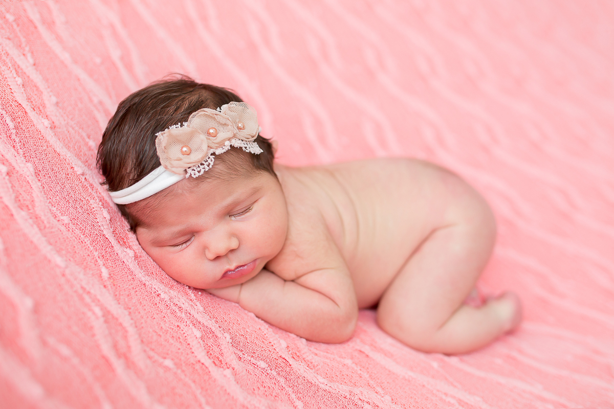 Como resistir a tanta fofura??? A Olivia é aquela bebê que todo fotógrafo de newborn sonha: super tranquila gordinha e calminha 

A linda Olivia veio ter seu dia de modelo aqui no estúdio, com seus  primeiros dias.

9 dias de muitas bochechas, a gordinha 