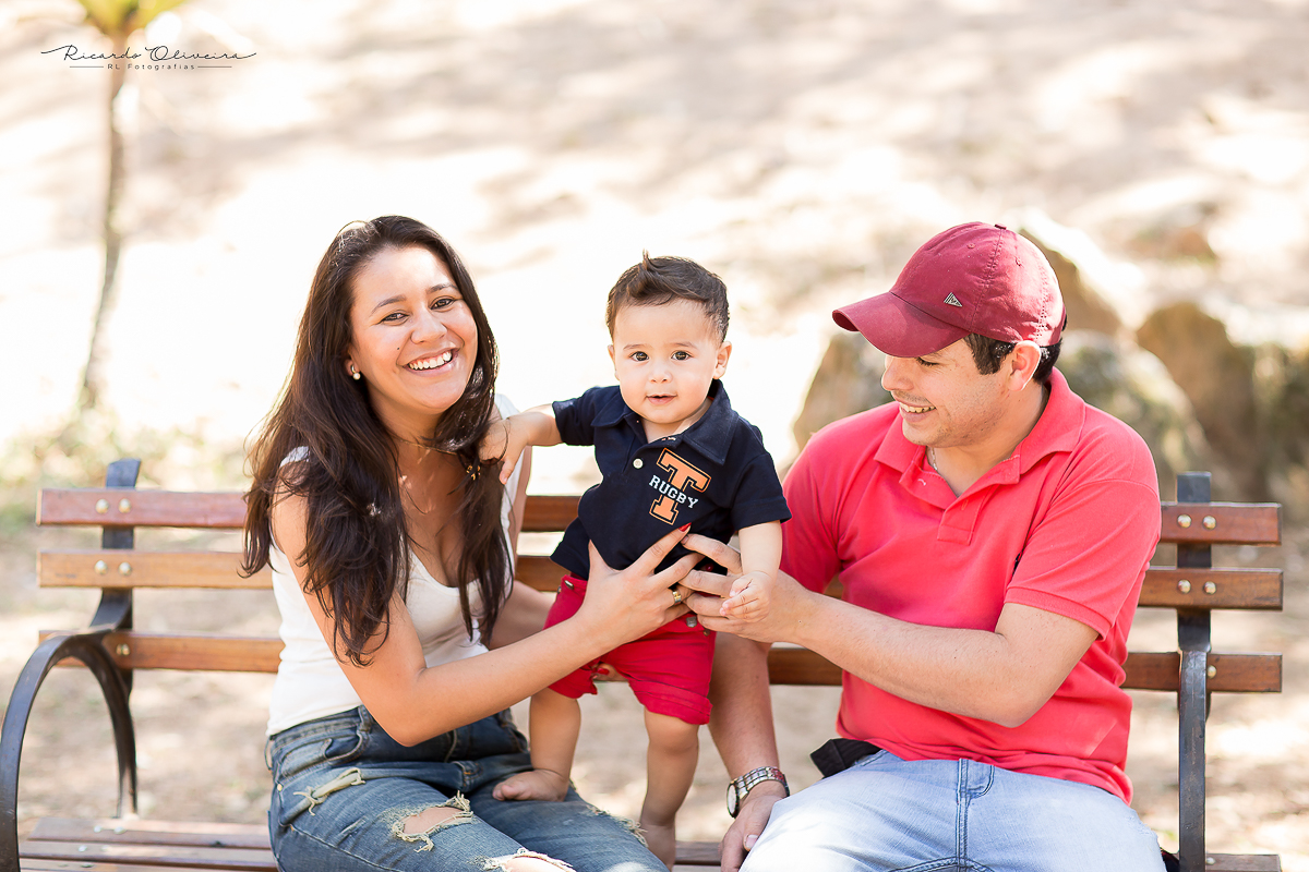 A mamãe começou a fazer cocegas no Arthur para ele rir para as fotos