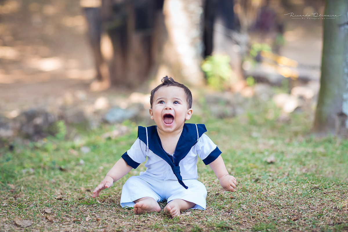 Olha a gargalhada do Artur nessa roupinha de marinheiro, muito lindo