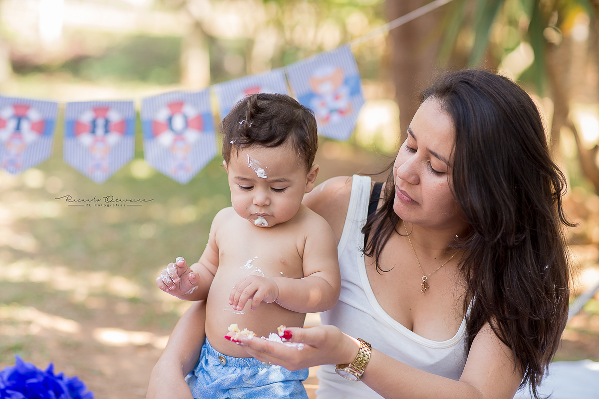 A lambera começou e o Arthur ja esta todo sujo de bolo do Smash the cake
