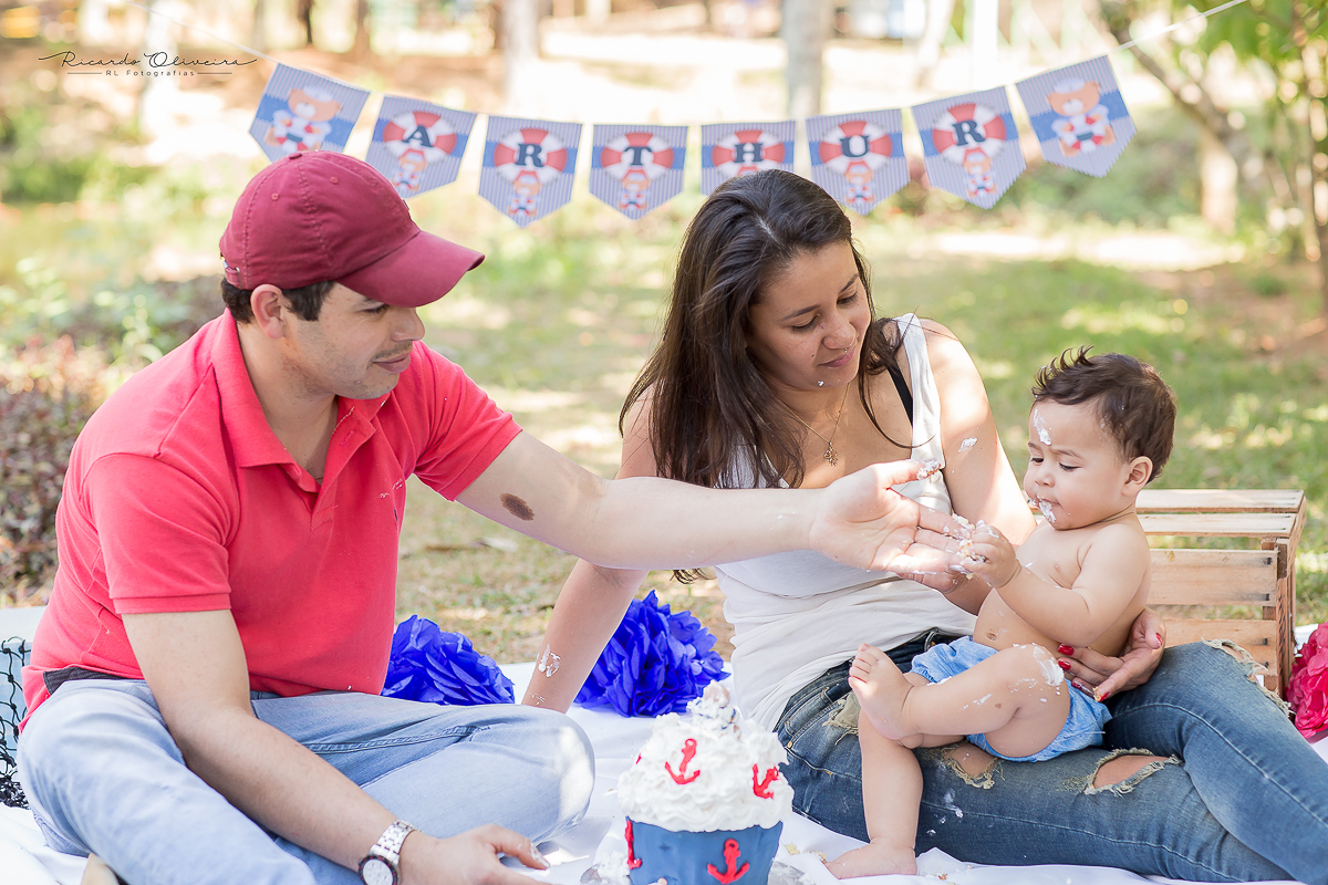 A papai desse jeito você vai sujar muito o bebe com o bolo, porque a mamãe ja esta lambuzada