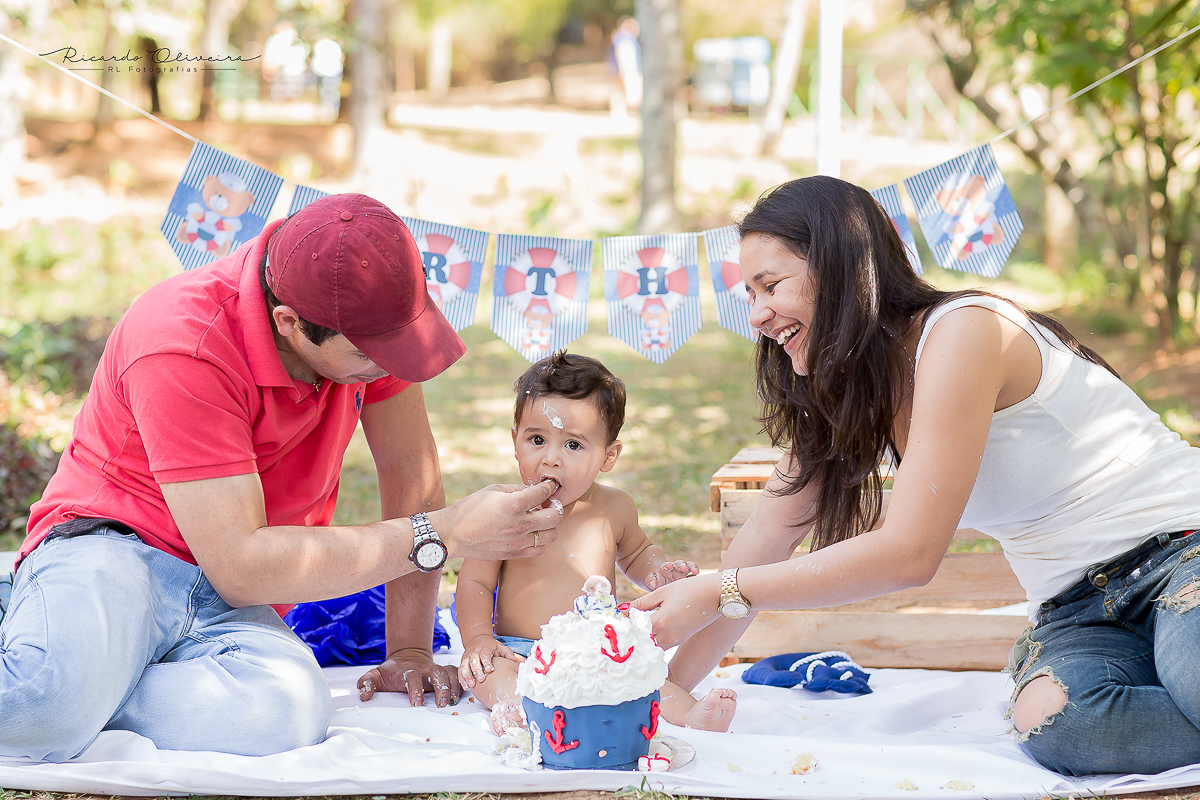 Arthur comendo o bolo e a mamãe está muito feliz