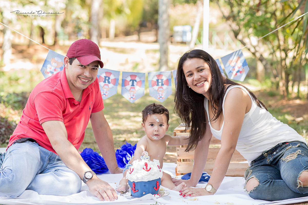 Mamãe, o papai e o Arthur pousando para a foto