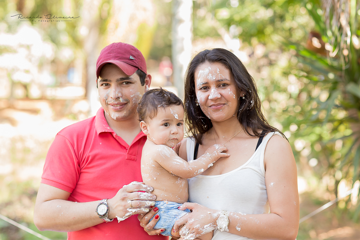Fim do Smash the Cake e todos estão lambuzados de bolo, o papai e a mamãe se divertiram muito.