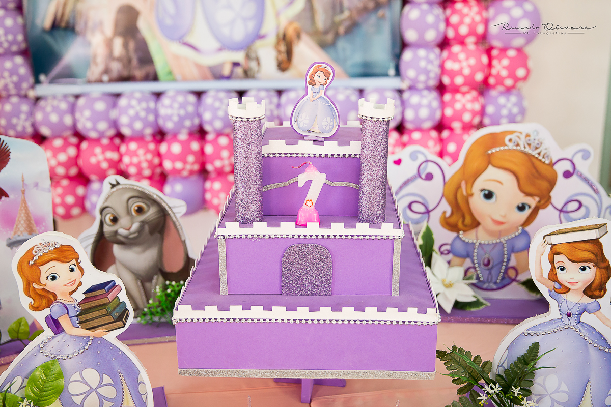 Esse bolo da decoração das princesas está muito bonito