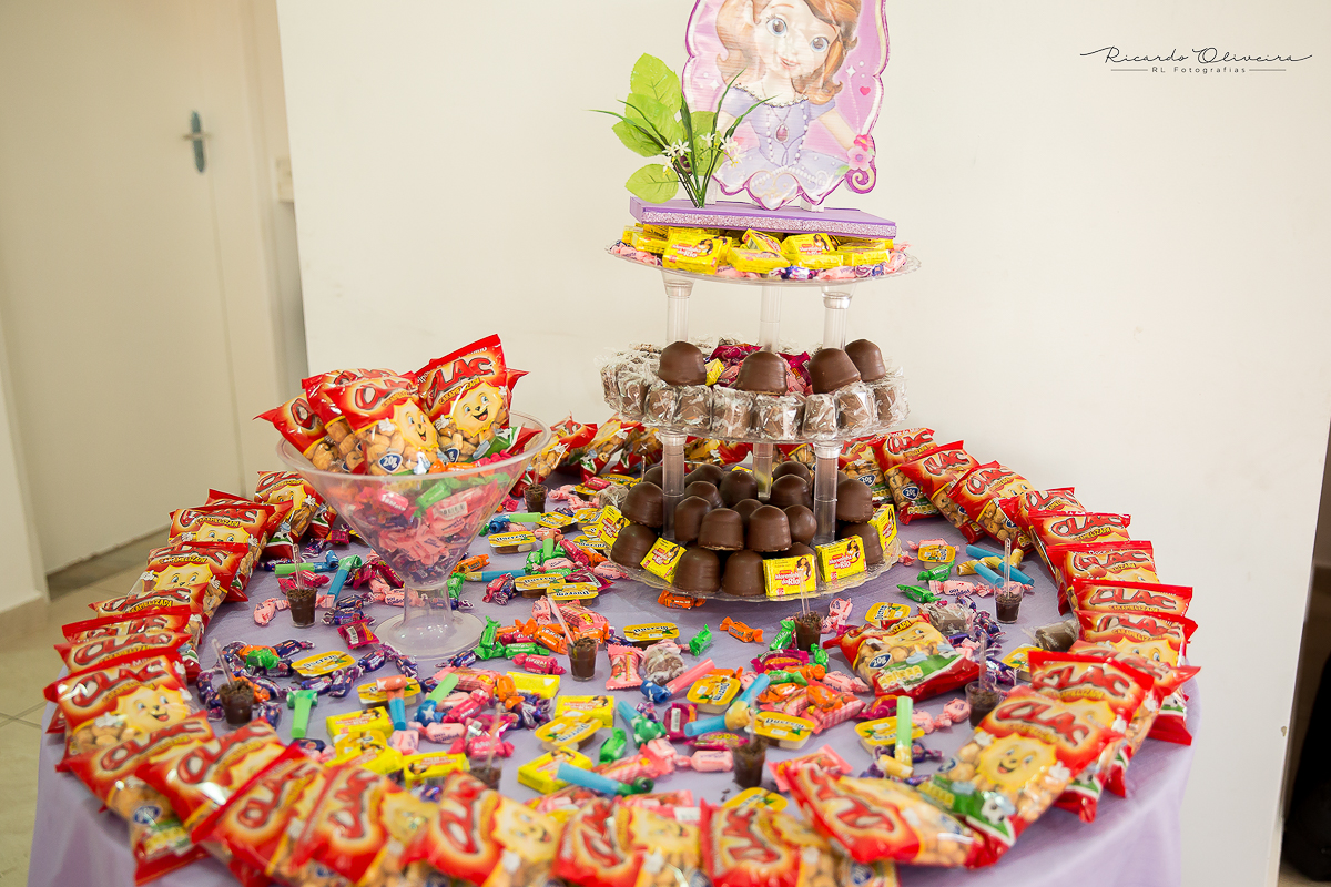 Essa mesa de doces está muito deliciosa