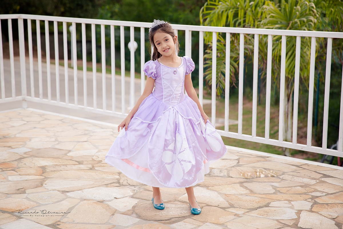 A Melissa está animada para posar para as fotos.