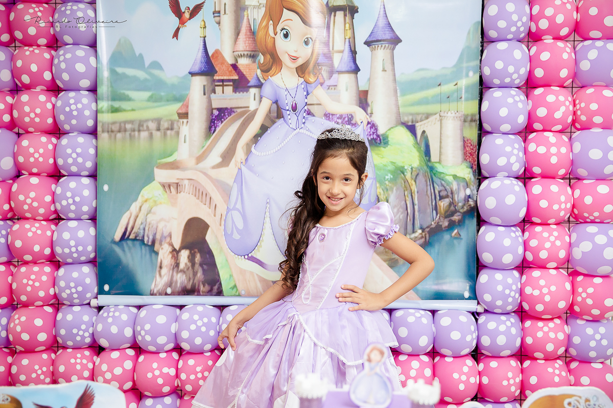 Essa Melissa está demais com sua roupa de princesa