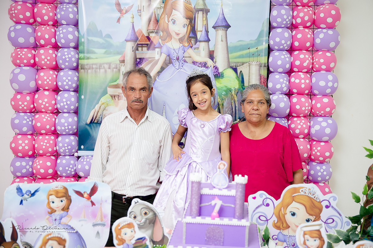 Melissa posando com os Avós, é muita felicidade