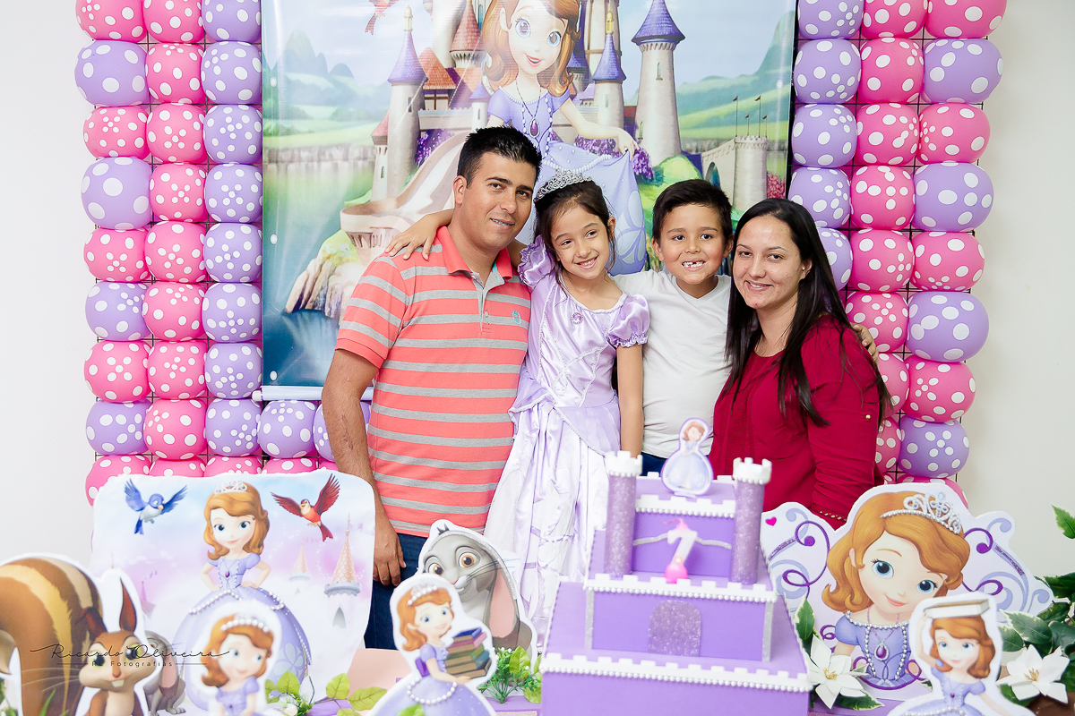 E mais titios que amam muito essa princesinha linda não pode faltar nas fotos atrás da mesa do bolo