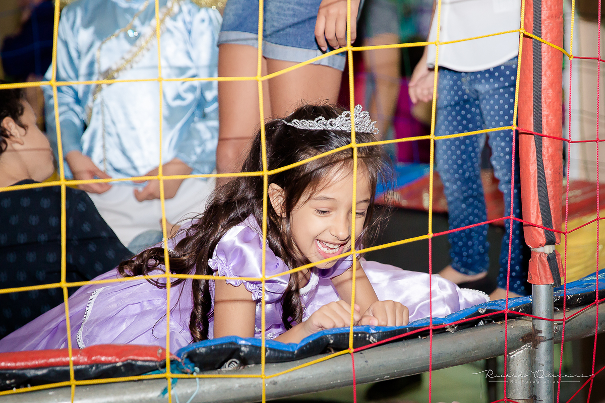 É só diversão da princesa Melissa brincando na cama elástica