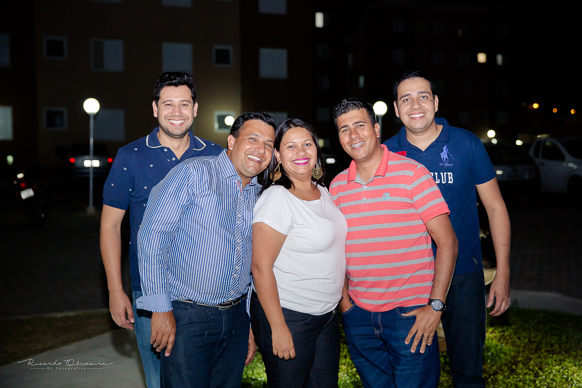E os titios posando para a foto com muita alegria