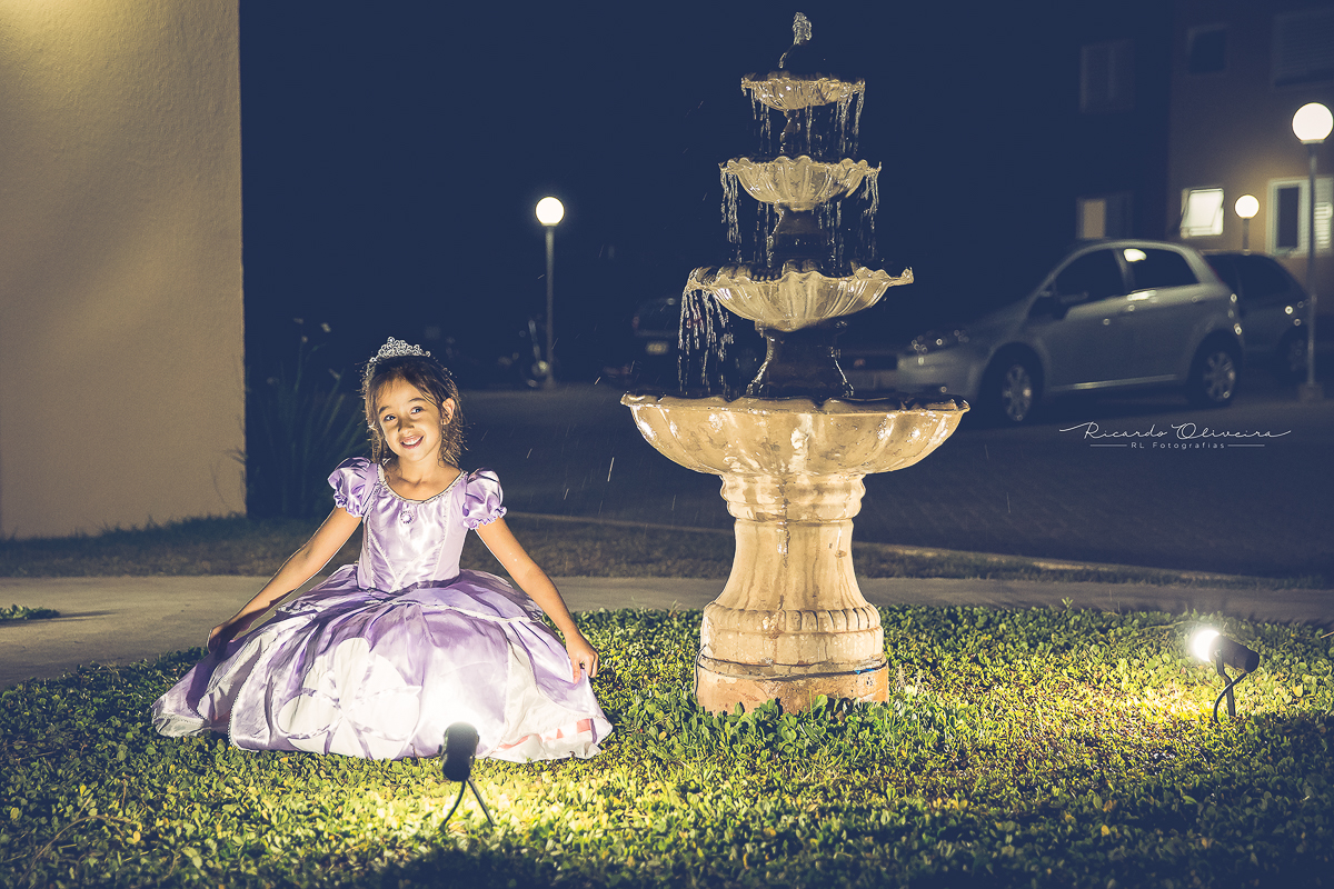 Essa foto da princesa Melissa ficou muito linda ao lado da fonte de água