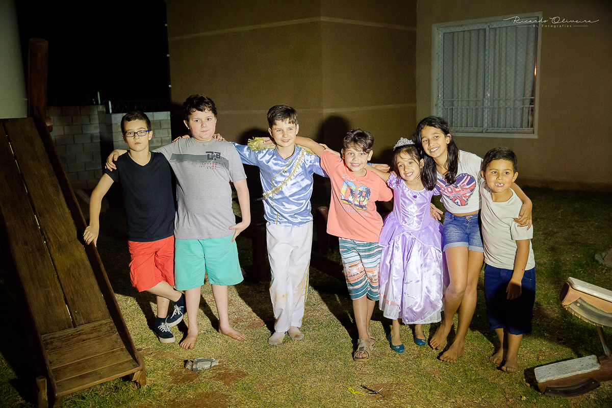 A princesa Melissa juntou todas as crianças da festa para uma foto