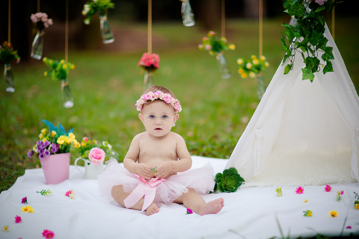 Ana Clara comemorou seu primeiro aninho com uma deliciosa sessão de Smash the cake. 

Pensa em uma bebe super fofa e com um brilho nos olhos. Não aguentamos com tamanha fofura.

O ensaio foi realizado no Parque Natural Chico Mendes e o tema foi Jardim 