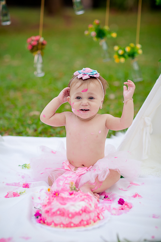 Ana Clara comemorou seu primeiro aninho com uma deliciosa sessão de Smash the cake. 

Pensa em uma bebe super fofa e com um brilho nos olhos. Não aguentamos com tamanha fofura.

O ensaio foi realizado no Parque Natural Chico Mendes e o tema foi Jardim 