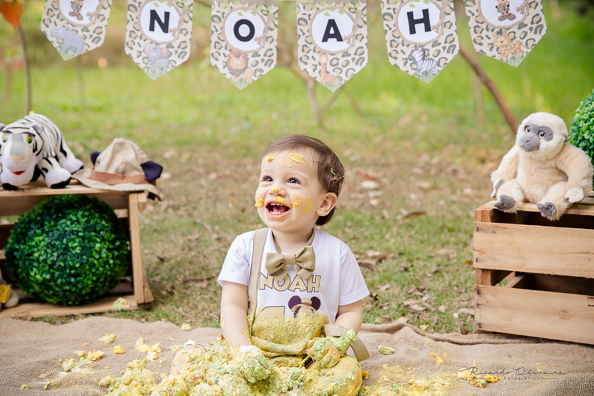 Que gargalhada linda o Noah tem, é muita alegria em poder destruir o bolo todo do smash the cake