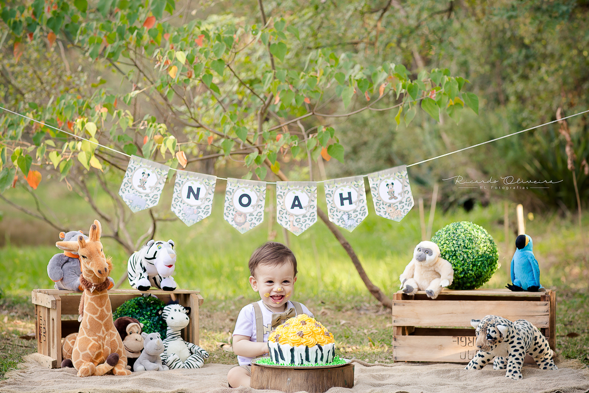 Já todo lambuzado Noah resolve soltar um lindo sorriso