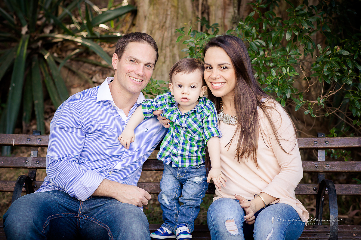 Familia linda se divertindo no parque