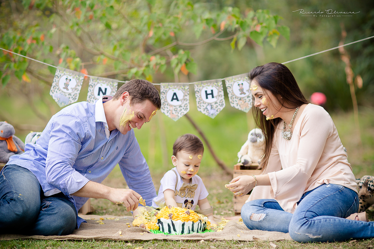 Noah não perde tempo em bagunçar no bolo, papai e mamãe se alegraram muito