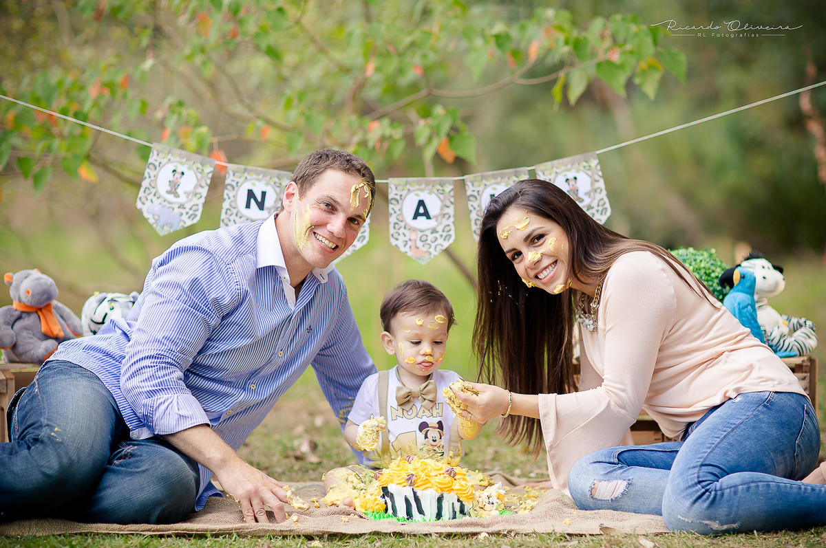 Olha a alegria que os pais esboçam junto do Noah no ensaio Smash the cake