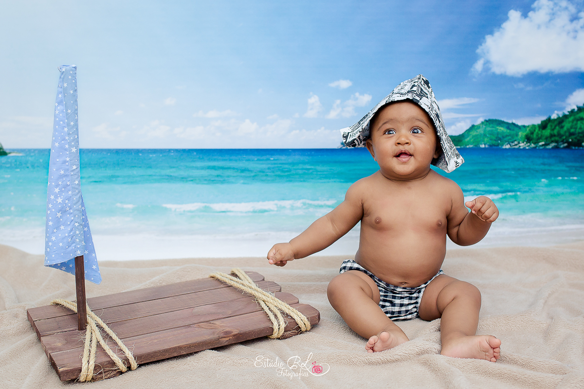 Agora o momento é  ir para a praia com esse chapeuzinho de pirata e navegar com essa jangada linda.