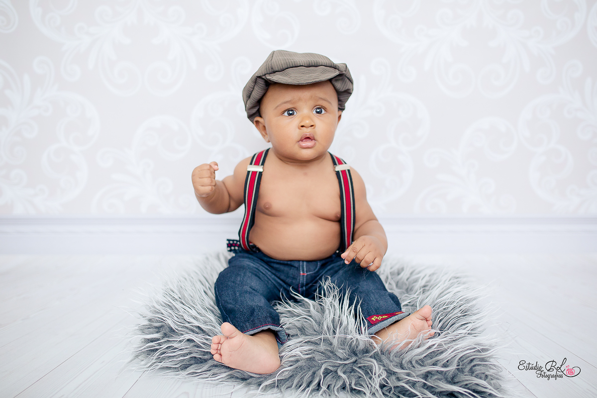 Que rostinho de sério está o Davi com esse chapéu dos anos 80 e de suspensório, ficou com carinha de homenzinho