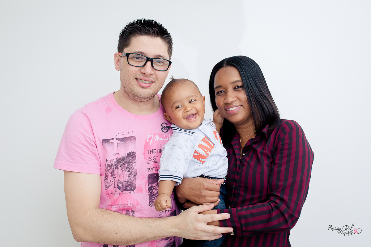 Olha a alegria do Davi com o papai e a mamãe, é muita alegria para os pais.