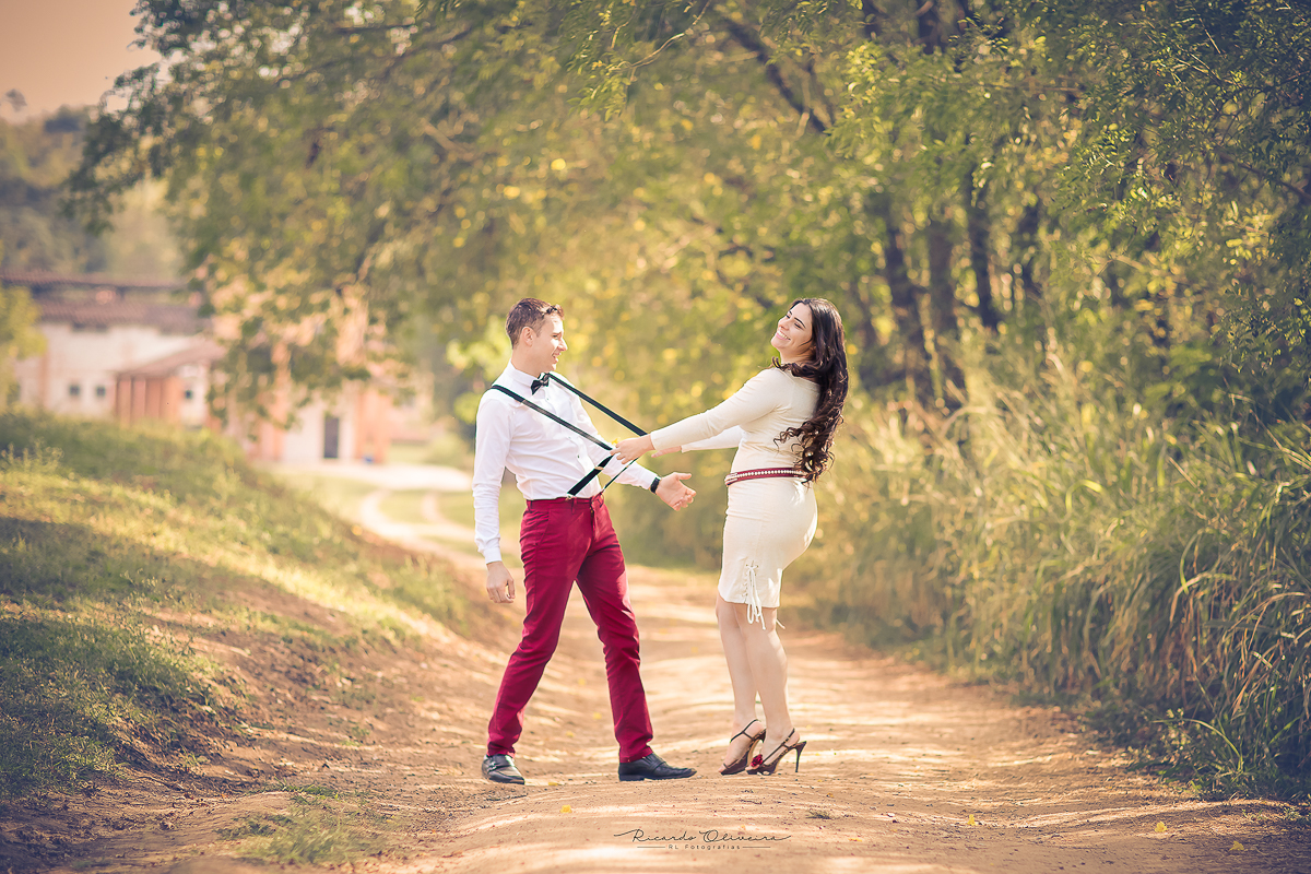 E o noivo com esses suspensórios, a noiva já quer arrancar