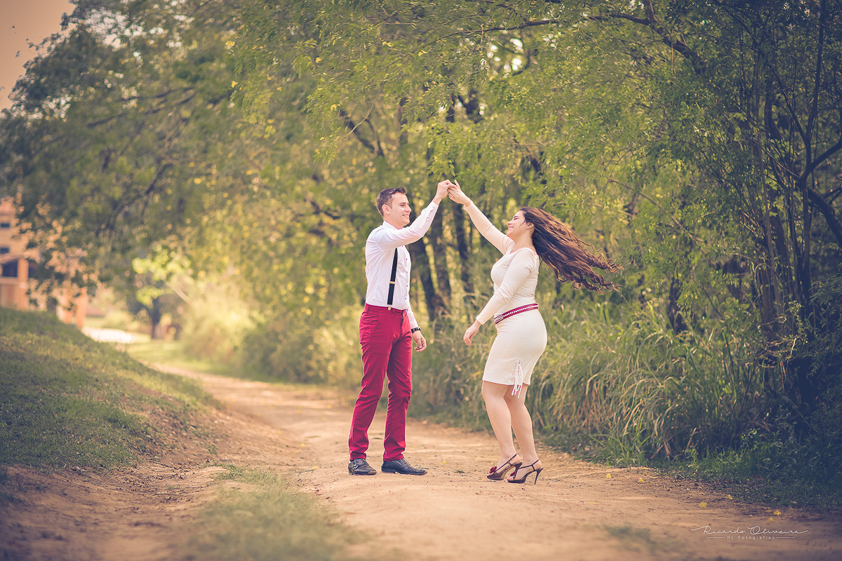 Casal de noivos dançando em pleno ensaio, é muito amor..
