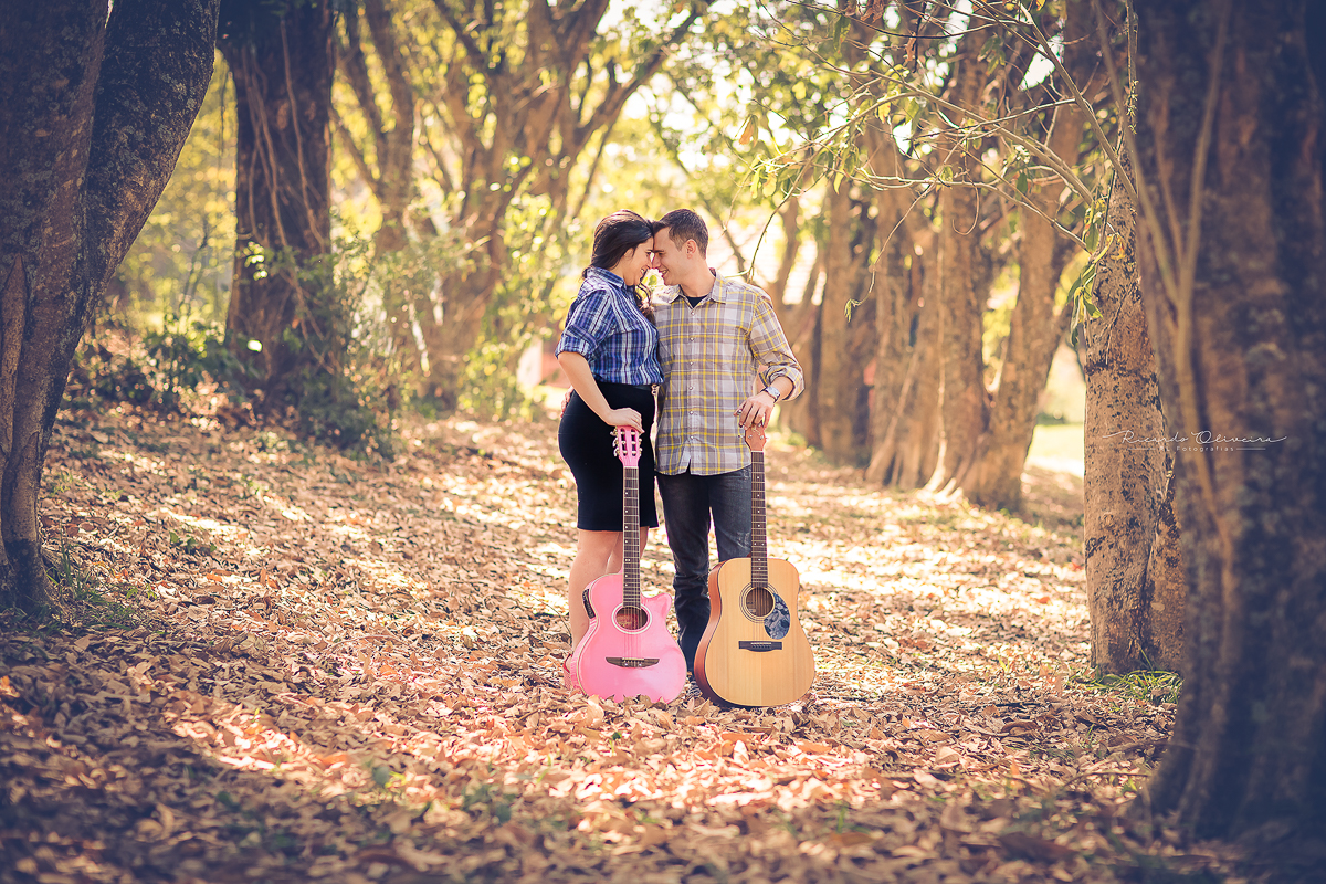 Casal de músicos, não poderia faltar o violão no ensaio