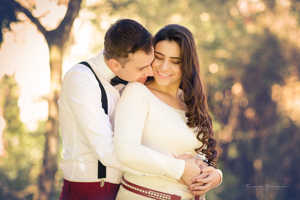 Casal muito lindo com sorrisos apaixonados um para o outro