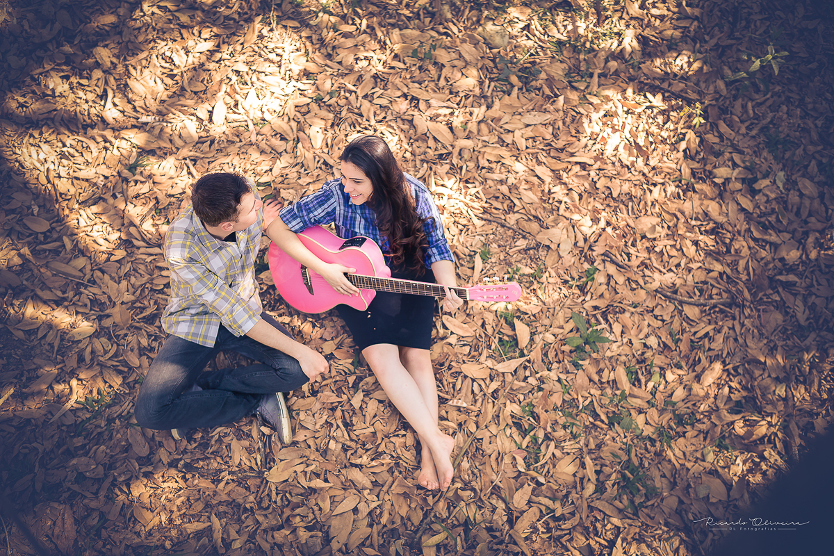 A noiva fazendo uma serenata para o noivo
