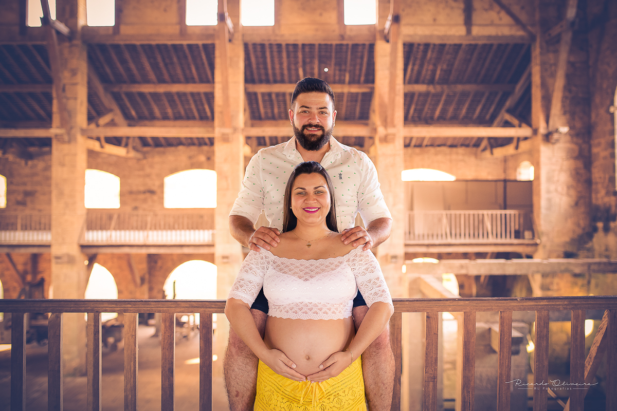 O papai sentou para fazer uma foto diferente junto da mamãe