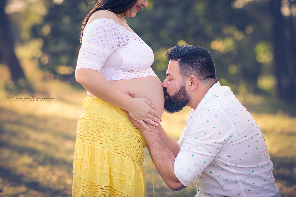O papai beijando a barriga da mamãe Paloma