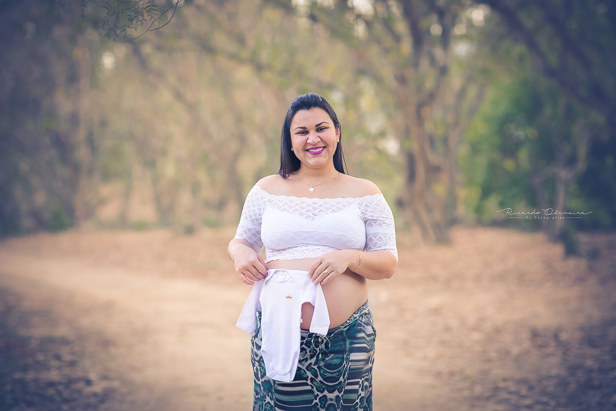 Mamãe segurando roupinha do Davi Lucas