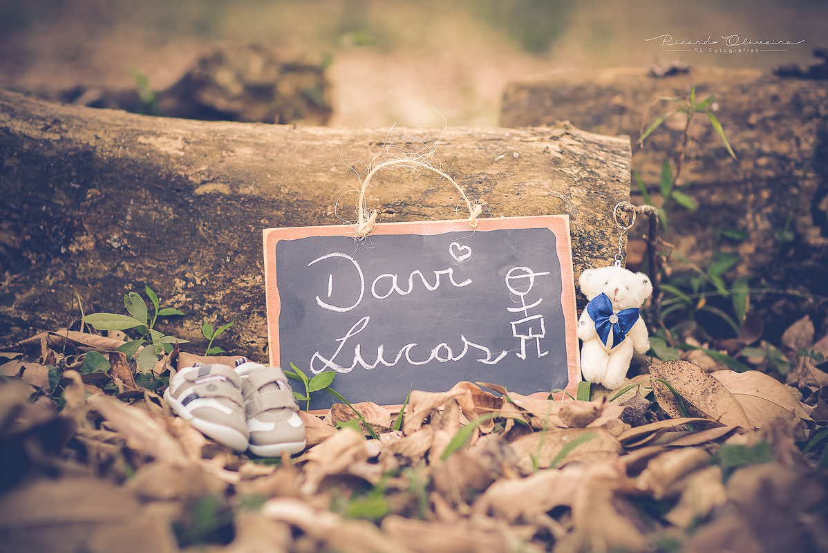 Foto com sapatinho e ursinho do Davi Lucas