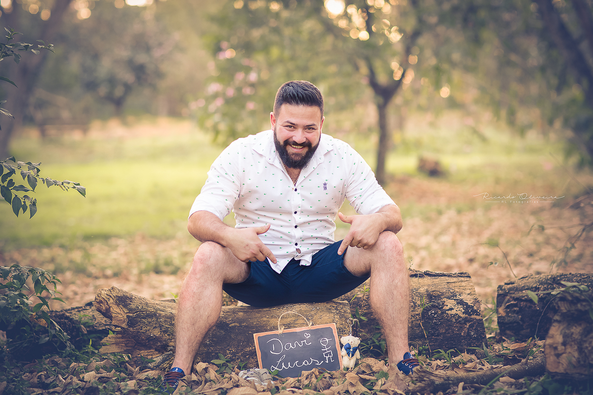 Papai orgulhoso mostrando o nome do filho que está por nascer