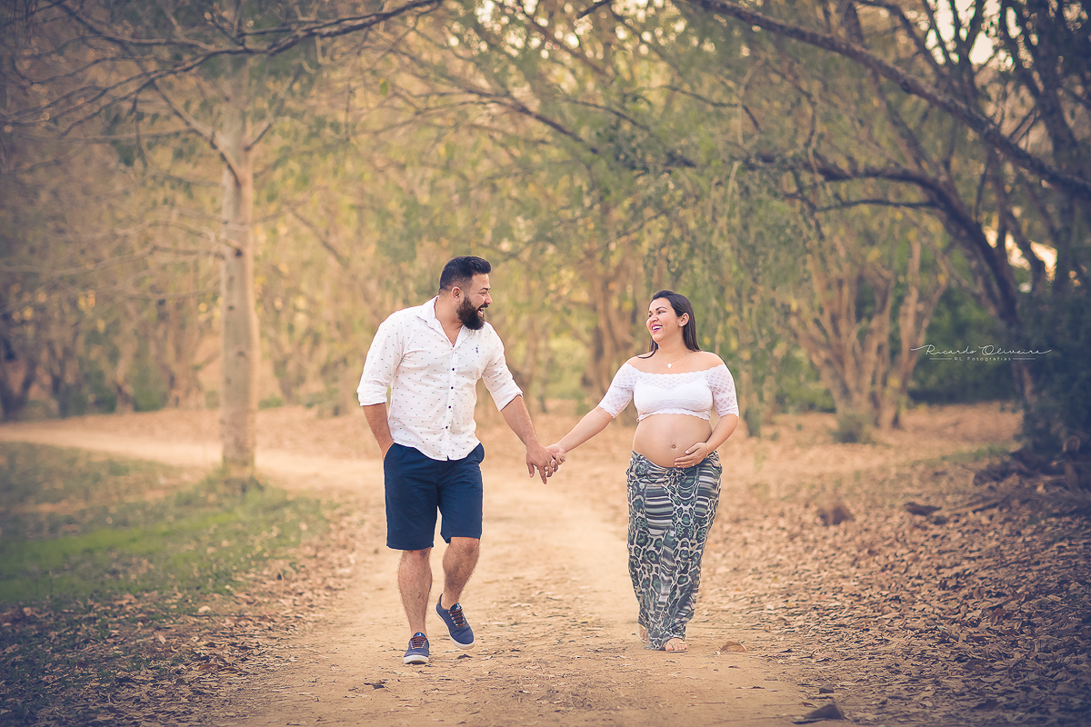 Mamãe e papais andando conversando sobre a vinda do Davi Lucas